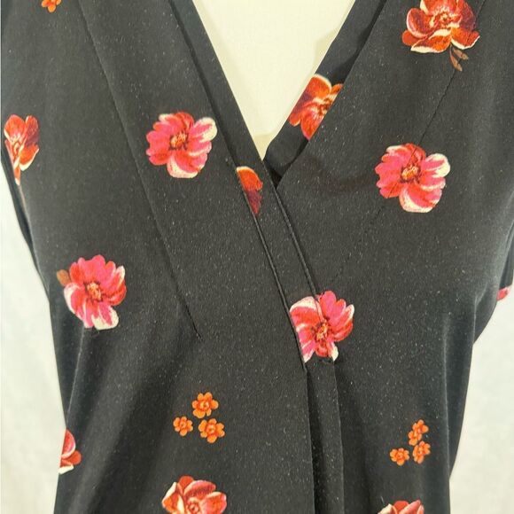 Croft & Barrow black and red double pleated vneck floral top size medium - Picture 3 of 5